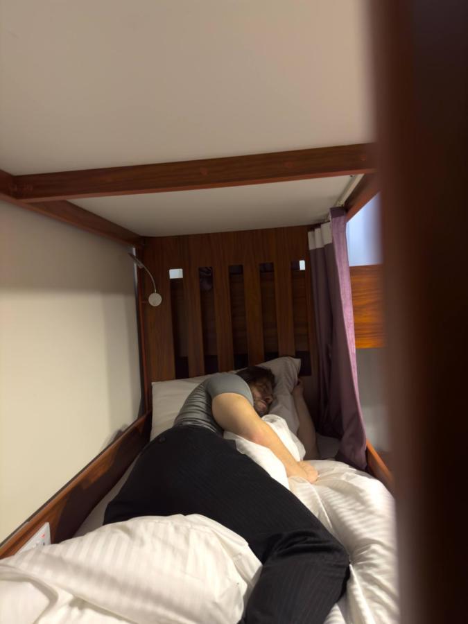 Business Backpackers Jbr Vandrehjem Dubai Eksteriør billede