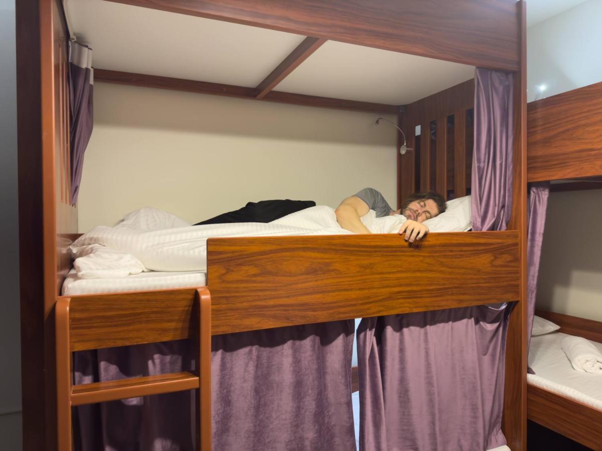Business Backpackers Jbr Vandrehjem Dubai Eksteriør billede