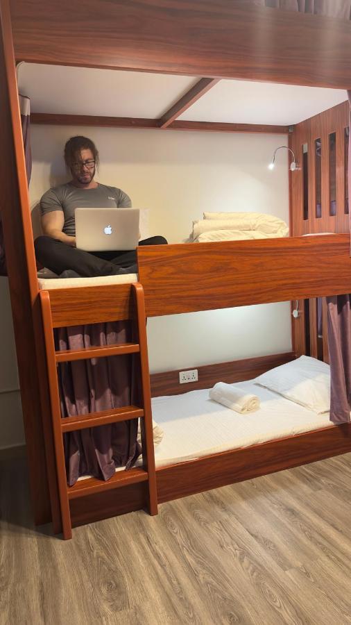 Business Backpackers Jbr Vandrehjem Dubai Eksteriør billede