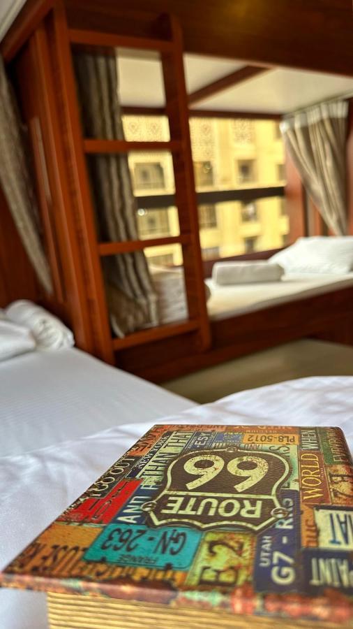 Business Backpackers Jbr Vandrehjem Dubai Eksteriør billede
