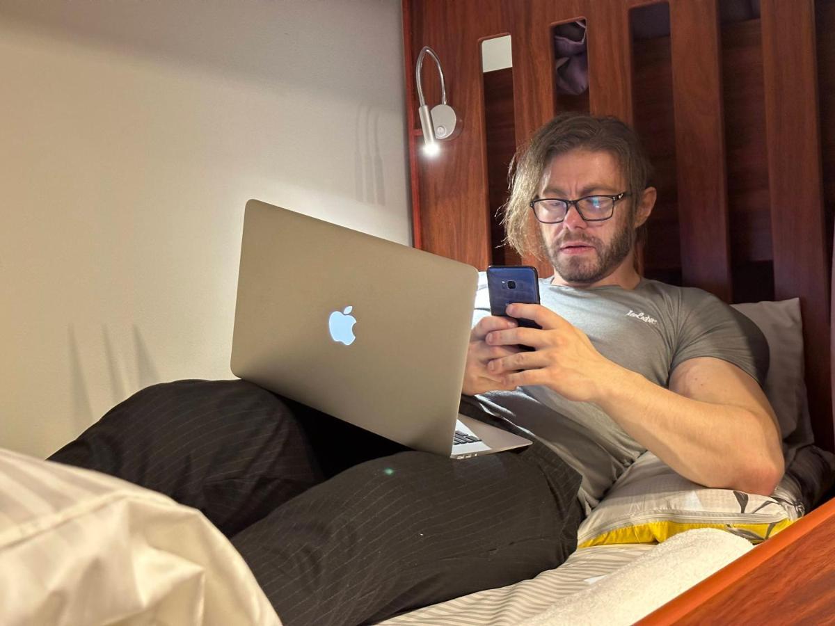 Business Backpackers Jbr Vandrehjem Dubai Eksteriør billede
